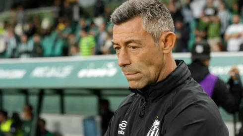 Pedro Caixinha, técnico do Santos, durante partida contra o Coritiba no estadio Couto Pereira pelo campeonato Amistoso. Foto: Robson Mafra/AGIF