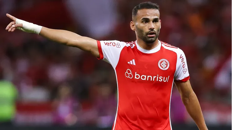 Após negociação com o Santos melar, Thiago Maia segue no Internacional para 2025.