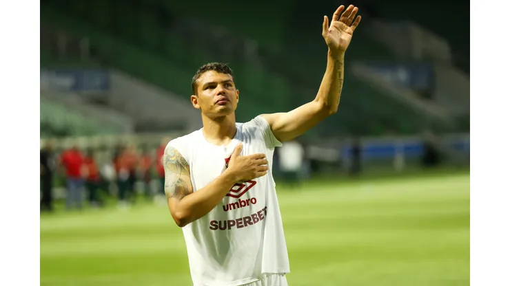 Thiago Silva jogador do Fluminense paga promessa após partida contra o Palmeiras no estádio Arena Allianz Parque pelo campeonato Brasileiro A 2024. Foto: Marco Miatelo/AGIF