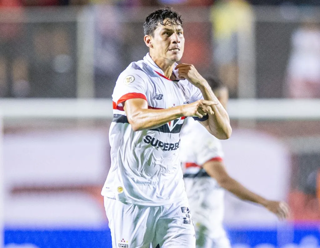 BA – SALVADOR – 05/05/2024 – BRASILEIRO A 2024, VITORIA X SAO PAULO – Ferraresi jogador do Sao Paulo comemora seu gol com jogadores do seu time durante partida contra o Vitoria no estadio Barradao pelo campeonato Brasileiro A 2024. Foto: Jhony Pinho/AGIF