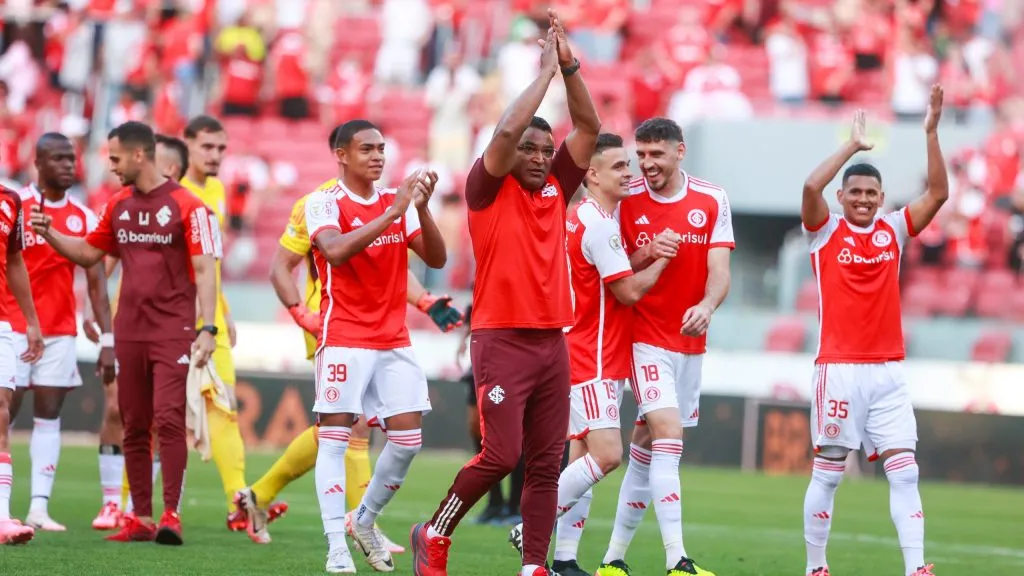 Roger Machado técnico do Internacional comemora vitória contra o Grêmio no estádio Beira-Rio pelo campeonato Brasileiro A 2024. Foto: Luiz Erbes/AGIF