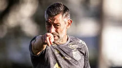 Pedro Caixinha em treino no CT Rei Pelé