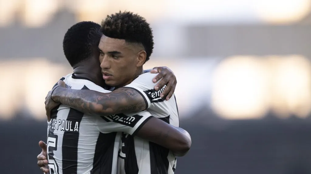 Patrick de Paula jogador do Botafogo comemora seu gol com Igor Jesus jogador da sua equipe durante partida contra o Novorizontino no estádio Engenhão pelo campeonato Amistoso. Foto: Jorge Rodrigues/AGIF