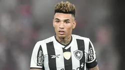 Igor Jesus jogador do Botafogo durante partida contra o Flamengo no estádio Maracanã pelo campeonato Carioca 2025.