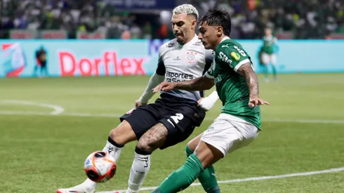 SP – SAO PAULO – 16/03/2025 – PAULISTA 2025, PALMEIRAS X CORINTHIANS – Facundo Torres jogador do Palmeiras disputa lance com Matheuzinho jogador do Corinthians durante partida no estadio Arena Allianz Parque pelo campeonato Paulista 2025. Foto: Marcello Zambrana/AGIF