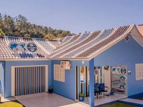 Torcedora constrói casa inspirada no Grêmio e atrai visitantes