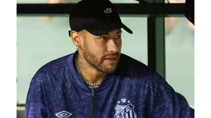 PR - CURITIBA - 16/03/2025 - AMISTOSO, CORITIBA X SANTOS - Neymar jogador do Santos durante entrada em campo partida amistosa contra o Coritiba no estadio Couto Pereira. Jogador nao foi relacionado para a partida, mas viajou com a delegacao para Curitiba. Foto: Robson Mafra/AGIF