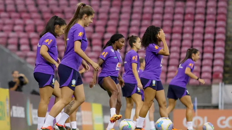 Jogadoras da Seleção Brasileira Feminina durante treino na Arena de Pernambuco em 2024