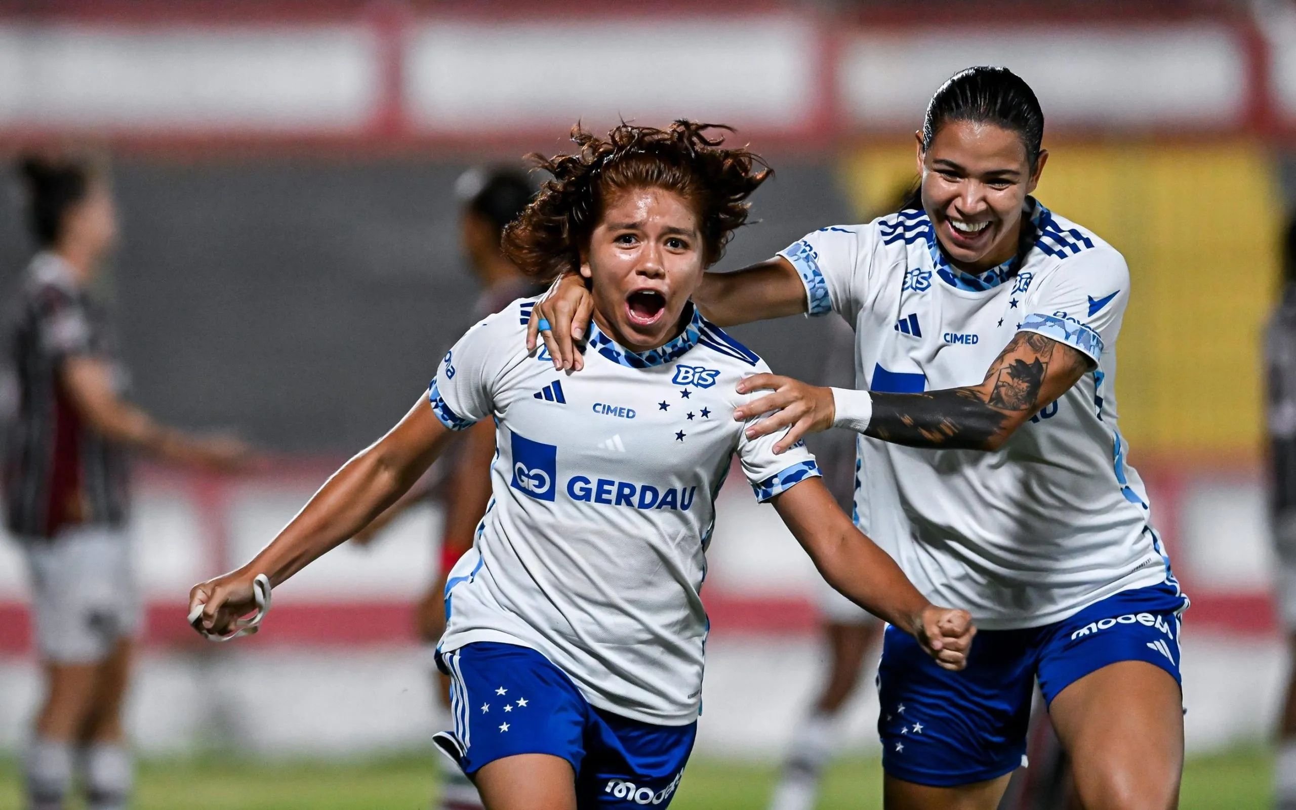 Gaby, do Cruzeiro comemora golaço com companheira de equipe em vitória sobre o Fluminense pelo Brasileirão. Foto: Nayra Halm/Staff Images Woman/CBF