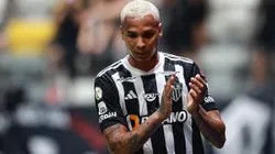 Deyverson, jogador do Atletico-MG, comemora com torcida apos ser substituido durante partida contra o Gremio no estadio Arena MRV pelo campeonato Brasileiro A 2024. Foto: Gilson Lobo/AGIF