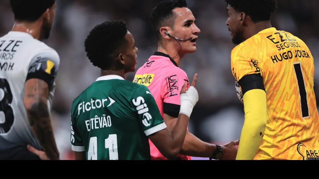 arbitro Matheus Delgado Candancan durante final do Campeonato Paulista 2025. Foto: Ettore Chiereguini/AGIF