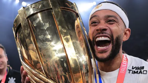 Memphis Depay, jogador do Corinthians, levanta a taca de campeao durante cerimonia de premiacao ao final da partida contra o Palmeiras no estadio Arena Corinthians pela decisao do campeonato Paulista 2025. Foto: Ettore Chiereguini/AGIF