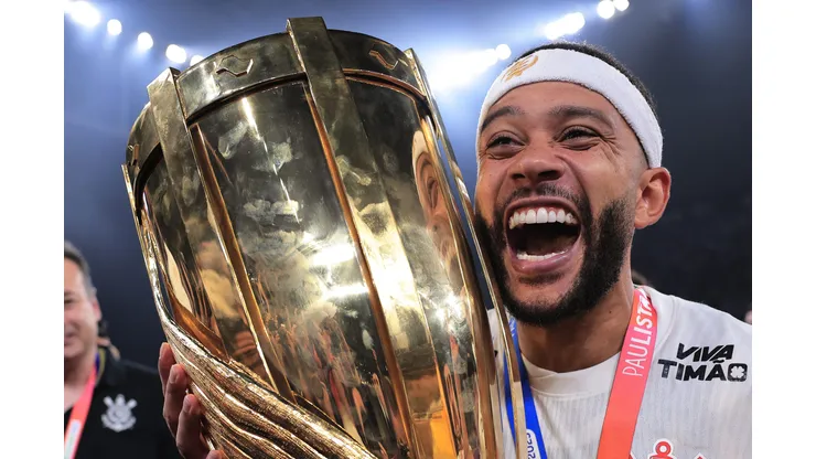 Memphis Depay, jogador do Corinthians, levanta a taca de campeao durante cerimonia de premiacao ao final da partida contra o Palmeiras no estadio Arena Corinthians pela decisao do campeonato Paulista 2025. Foto: Ettore Chiereguini/AGIF