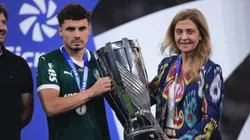 Raphael Veiga e Leila Pereira com o troféu de vice-campeão, na Neo Química Arena - Foto: Ettore Chiereguini/AGIF
