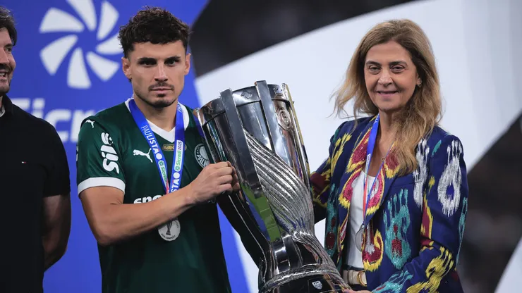 Raphael Veiga e Leila Pereira com o troféu de vice-campeão, na Neo Química Arena - Foto: Ettore Chiereguini/AGIF