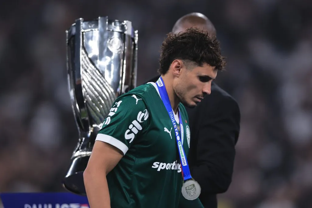 SP – SAO PAULO – 27/03/2025 – PAULISTA 2025 FINAL, CORINTHIANS X PALMEIRAS – Raphael Veiga jogador do Palmeiras lamenta derrota ao final da partida contra o Corinthians no estadio Arena Corinthians pelo campeonato Paulista 2025. Foto: Ettore Chiereguini/AGIF