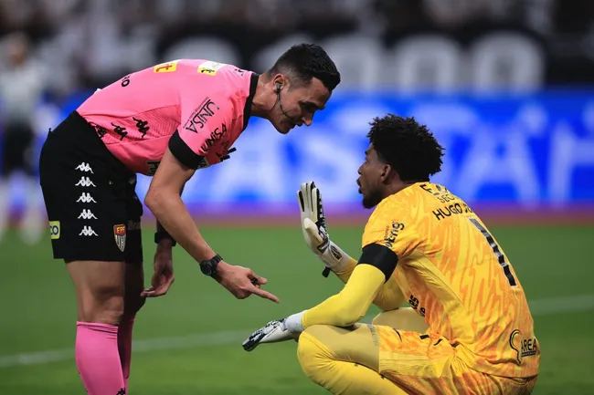 SP – SAO PAULO – 27/03/2025 – PAULISTA 2025 FINAL, CORINTHIANS X PALMEIRAS – Hugo Souza goleiro do Corinthians e o arbitro Matheus Delgado Candancan durante partida contra o Palmeiras no estadio Arena Corinthians pelo campeonato Paulista 2025. Foto: Ettore Chiereguini/AGIF