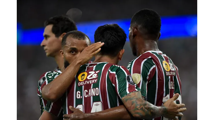 Germán Cano jogador do Fluminense comemora seu gol com jogadores do seu time durante partida contra o Colo-Colo no estádio Maracanã pelo campeonato Copa Libertadores 2024. Foto: Thiago Ribeiro/AGIF