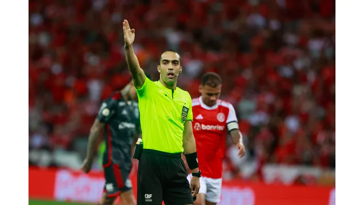 O árbitro David de Oliveira Lacerda durante partida entre Internacional e Flamengo no estádio Beira-Rio pelo campeonato Brasileiro A 2024. Foto: Luiz Erbes/AGIF