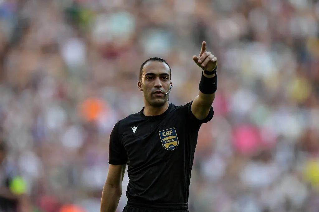 RJ – RIO DE JANEIRO – 04/08/2024 – BRASILEIRO A 2024, FLUMINENSE X BAHIA – O arbitro Davi Lacerda durante partida entre Fluminense e Bahia no estadio Maracana pelo campeonato Brasileiro A 2024. Foto: Thiago Ribeiro/AGIF