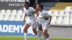 Karla jogadora do Santos comemora seu gol com jogadoras do seu time durante partida contra o Botafogo na Vila Belmiro pelo Brasileiro A Feminino 2024. Foto: Reinaldo Campos/AGIF