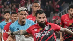 PR - CURITIBA - 19/09/2024 - COPA SUL-AMERICANA 2024, ATHLETICO-PR X RACING - Mastriani jogador do Athletico-PR disputa lance com Salas jogador do Racing durante partida no estadio Arena da Baixada pelo campeonato Copa Sul-Americana 2024.