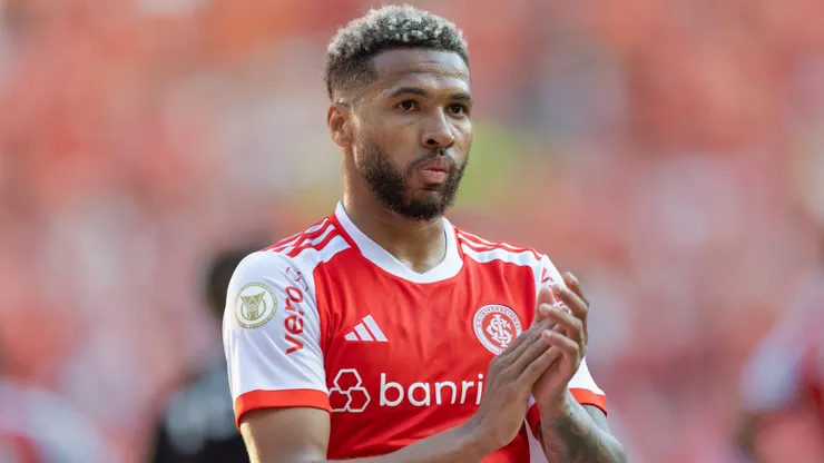 Wesley jogador do Internacional durante partida contra o Grêmio no estádio Beira-Rio pelo campeonato Brasileiro A 2024.