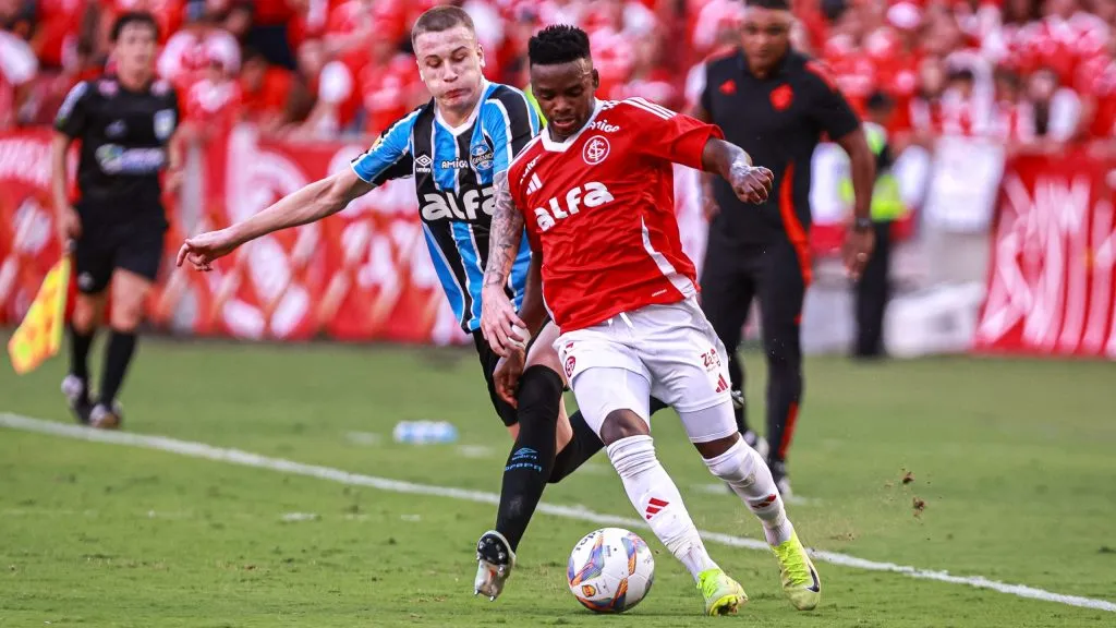 Johan Carbonero jogador do Internacional disputa lance com Igor Serrote jogador do Grêmio durante partida no estádio Beira-Rio pelo campeonato Gaúcho 2025. Foto: Maxi Franzoi/AGIF