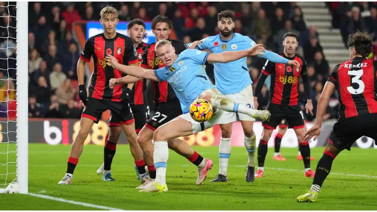 Erling Haaland finaliza a gol em partida entre Manchester City e Bournemouth. Foto: Associated Press / Alamy Stock Photo