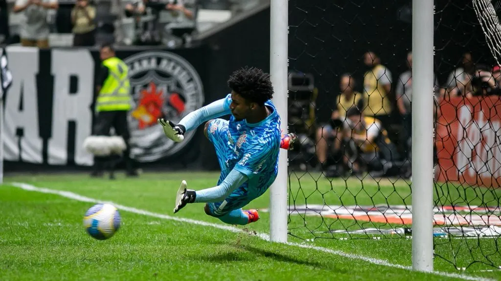  Hugo Souza jogador do Corinthians durante partida contra o Atlético-MG no estádio Arena MRV pelo campeonato Brasileiro A 2024. Foto: Fernando Moreno/AGIF