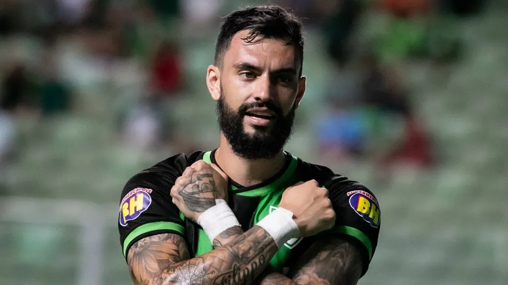 Mastriani jogador do América-MG comemora seu gol durante partida contra o Pouso Alegre no estádio Independência pelo campeonato Mineiro 2024. Foto: Fernando Moreno/AGIF