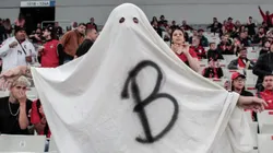 PR - CURITIBA - 14/05/2023 - BRASILEIRO A 2023, ATHLETICO-PR X CORITIBA - Torcedor do Athletico-PR fantasiado de Fantasma da Serie B durante partida contra Coritiba no estadio Arena da Baixada pelo campeonato BRASILEIRO A 2023. Foto: Robson Mafra/AGIF