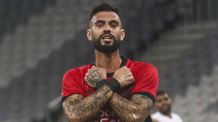 Mastriani jogador do Athletico-PR comemora seu gol durante partida contra o PSTC no estádio Arena da Baixada pelo campeonato Paranaense 2024.