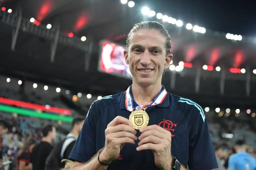 Filipe Luis com a medalha de campeão estadual. Foto: Thiago Ribeiro/AGIF