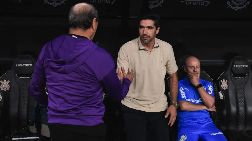 Ramón Díaz técnico do Corinthians e Abel Ferreira técnico do Palmeiras durante partida contra o Palmeiras no estádio Arena Corinthians pelo campeonato Paulista 2025. Foto: Ettore Chiereguini/AGIF
