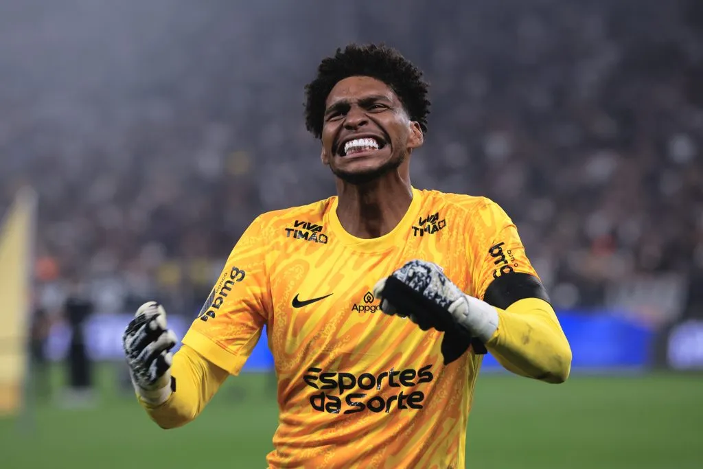 Hugo Souza vibra após título no Paulistão. Foto: Ettore Chiereguini/AGIF