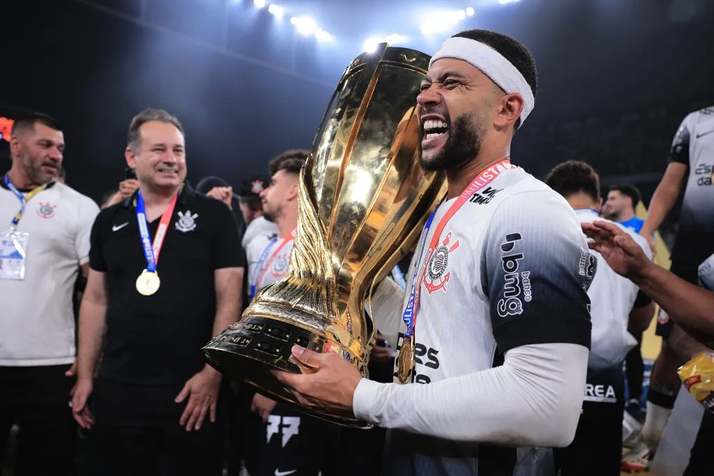 Depay com o troféu do Paulistão. Foto: Ettore Chiereguini/AGIF