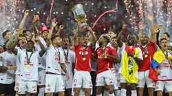 Internacional levantou a taça do Campeonato Gaúcho. Foto: Ricardo Duarte/Internacional.