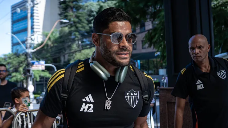 Hulk durante chegada do elenco atleticano ao hotel.