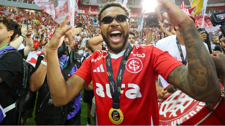 Wesley comemorando o título do Campeonato Gaúcho, no Estádio Beira-Rio. Foto: Ricardo Duarte/SCI