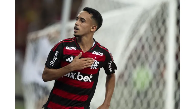 Matheus Gonçalves jogador do Flamengo comemora seu gol durante partida contra o Maricá no estádio Maracanã pelo campeonato Carioca 2025. Foto: Jorge Rodrigues/AGIF
