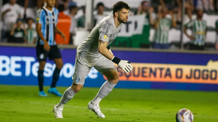 Tiago Volpi defendendo o Grêmio no Campeonato Gaúcho - Foto: Luiz Erbes/AGIF