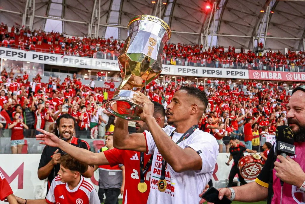RS – PORTO ALEGRE – 16/03/2025 – GAUCHO 2025, INTERNACIONAL X GREMIO – Fernando jogador do Internacional comemora o titulo apos a partida contra o Gremio no estadio Beira-Rio pelo campeonato Gaucho 2025. Foto: Maxi Franzoi/AGIF