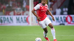 Fernando jogador do Internacional durante partida contra o Avenida no estádio Beira-Rio pelo campeonato Gaúcho 2025. Foto: Maxi Franzoi/AGIF