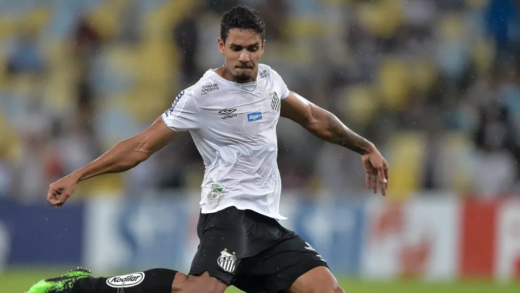 Lucas Veríssimo durante partida. Foto: Thiago Ribeiro/AGIF