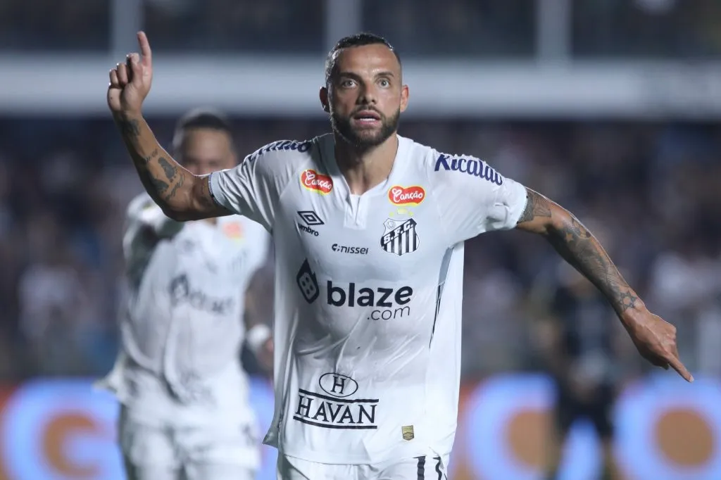 SP – SANTOS – 16/02/2025 – PAULISTA 2025, SANTOS X AGUA SANTA – Guilherme jogador do Santos comemora seu gol durante partida contra o Agua Santa no estadio Vila Belmiro pelo campeonato Paulista 2025. Foto: Reinaldo Campos/AGIF