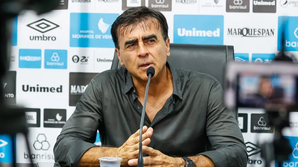 Gustavo Quinteros durante entrevista coletiva no Grêmio – Foto: Luiz Erbes/AGIF