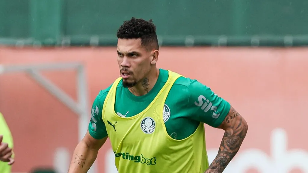 Paulinho treinando com o restante do elenco