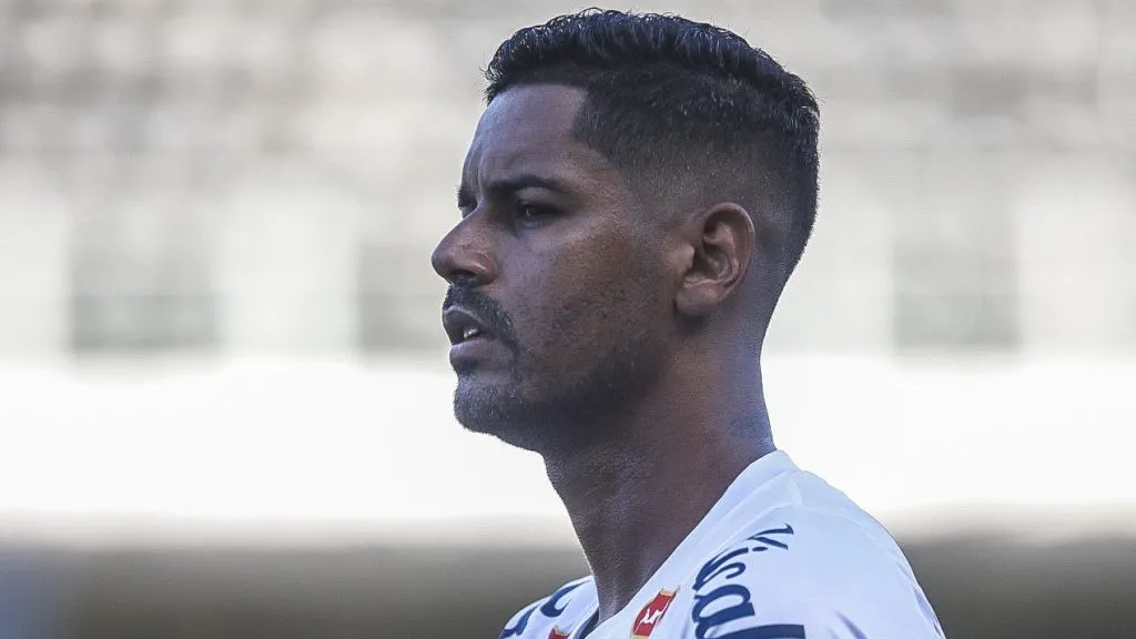 Foto: Reinaldo Campos/AGIF – Aderlan sofreu grave lesão em julho de 2024 e vai ter recomeço na carreira.