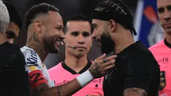 Neymar e Memphis Depay se cumprimentando em partida entre Corinthians e Santos, pelo Paulistão.